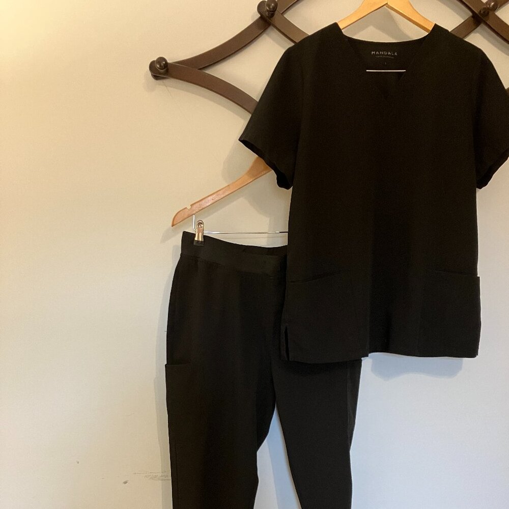 Mandala Scrub Set Womens Large Black Two Pocket Top Jogger Pants Stretch